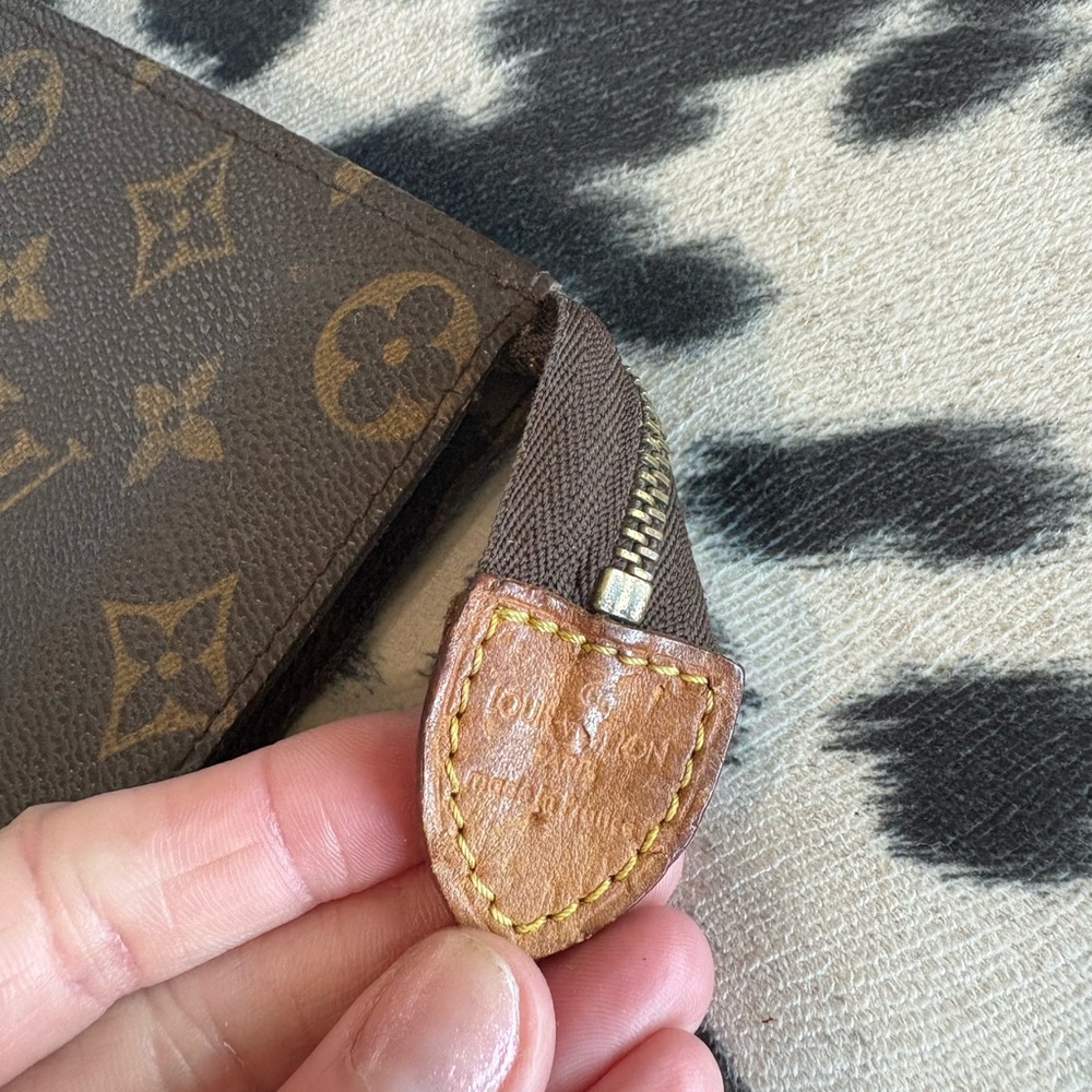 Louis Vuitton Monogram 26 Toiletry Pouch - Picture 5 of 16